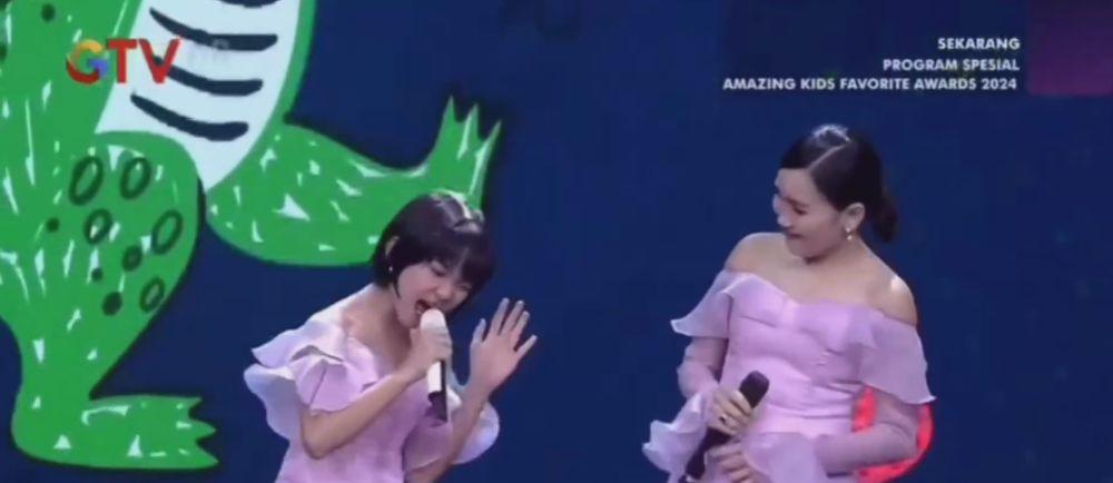potret Bilqis dan Ayu Ting Ting nyanyi bareng (instagram.com/ayutingting92)