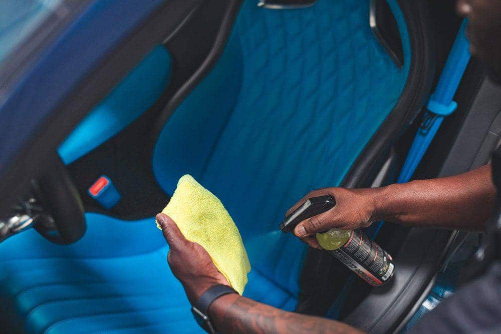 membersihkan dalam mobil (fresh-layer.com)