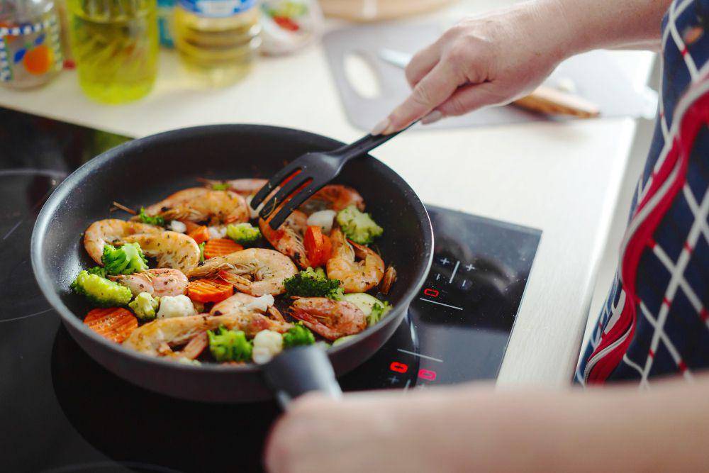 ilustrasi memasak (freepik.com/valeria_aksakova)