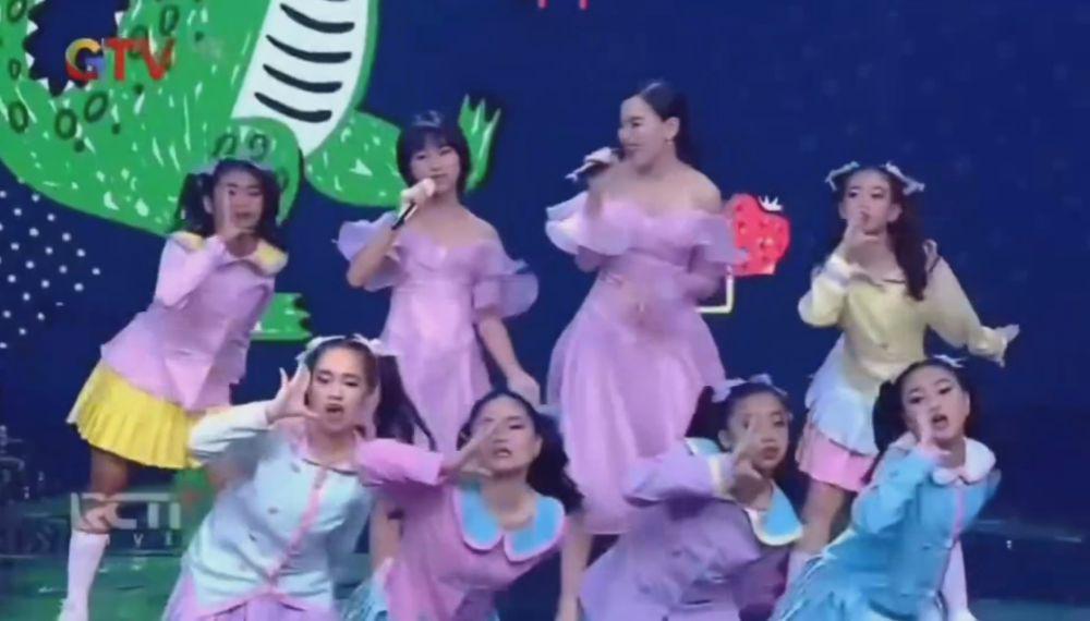 potret Bilqis dan Ayu Ting Ting nyanyi bareng (instagram.com/ayutingting92)