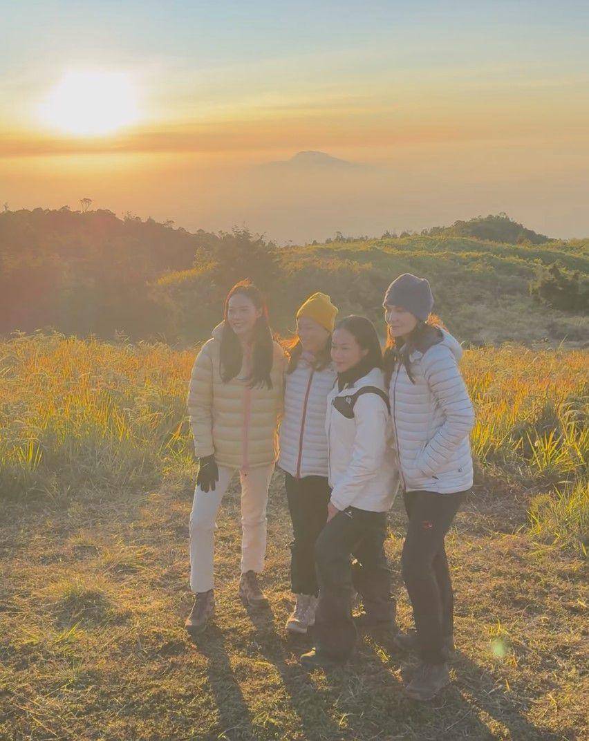 potret Yura Yunita dan Luna Maya naik Gunung Prau (instagram.com/yurayunita)