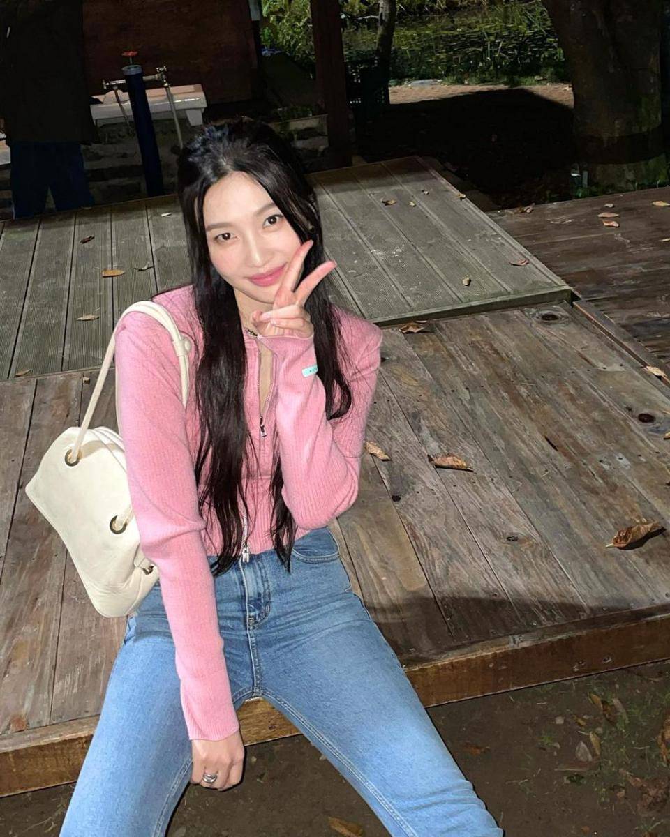 referensi outfit soft girl ala Joy Red Velvet (instagram.com/_imyour_joy)
