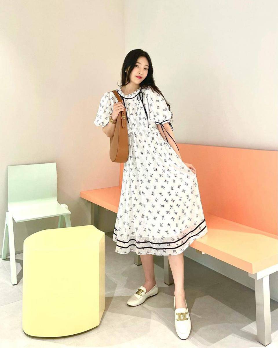 ide outfit hangout pakai dress ala Joy Red Velvet (instagram.com/_imyour_joy)