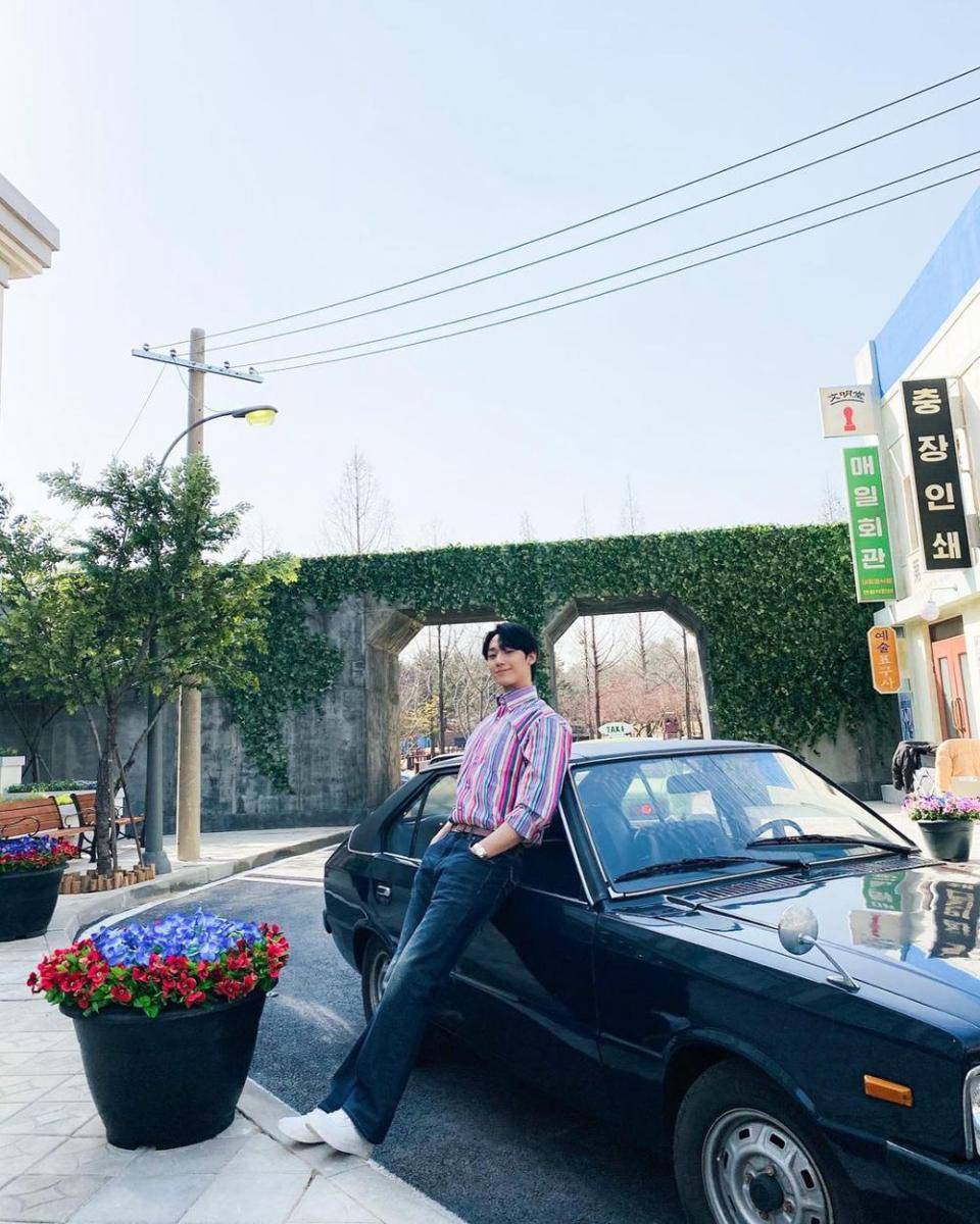 potret outfit kemeja ala Lee Do Hyun (instagram.com/ldh_sky)