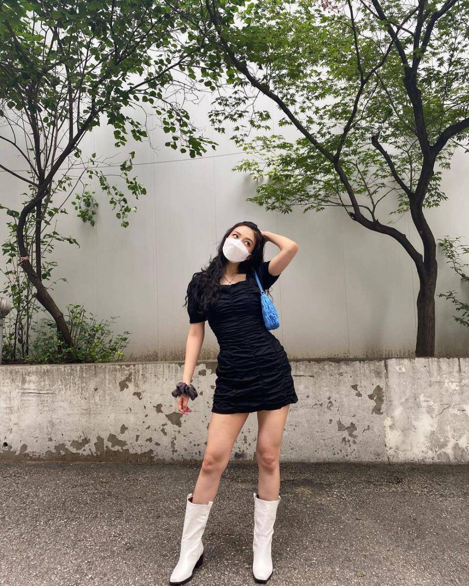 ide outfit hangout pakai dress ala Joy Red Velvet (instagram.com/_imyour_joy)