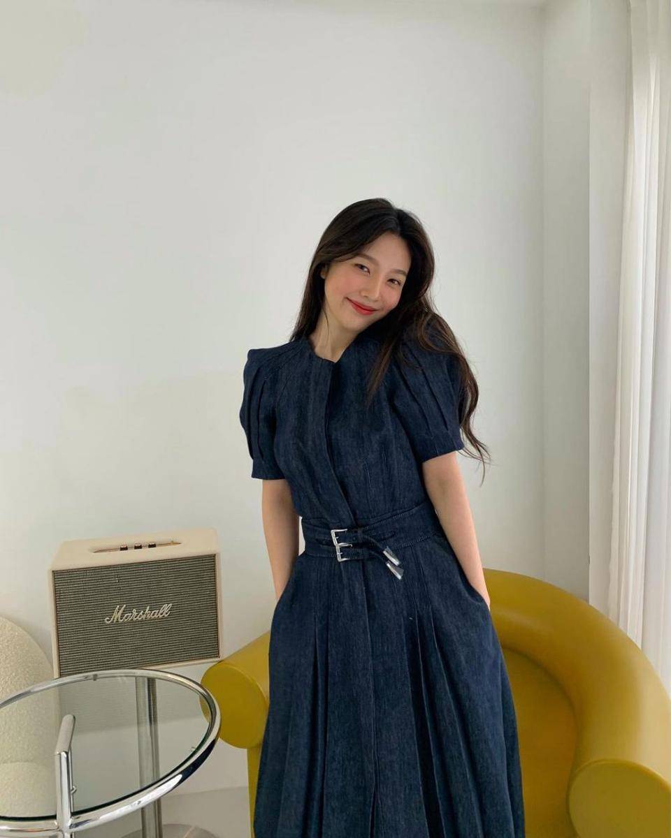 ide outfit hangout pakai dress ala Joy Red Velvet (instagram.com/_imyour_joy)