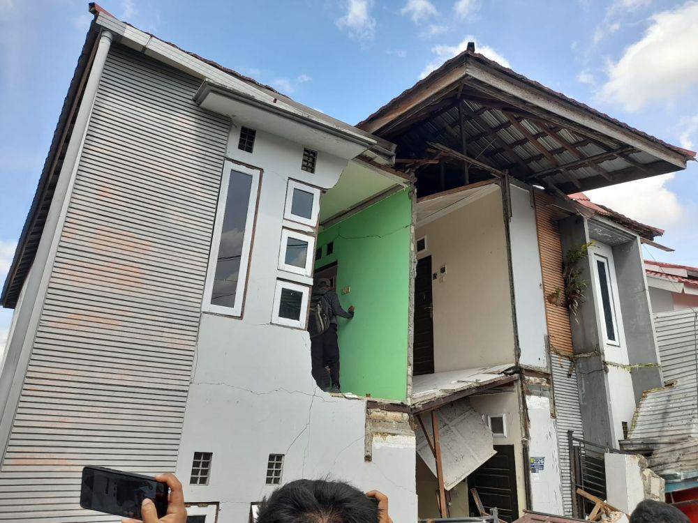 Roboh, gedung kos dua lantai di Banjarmasin.