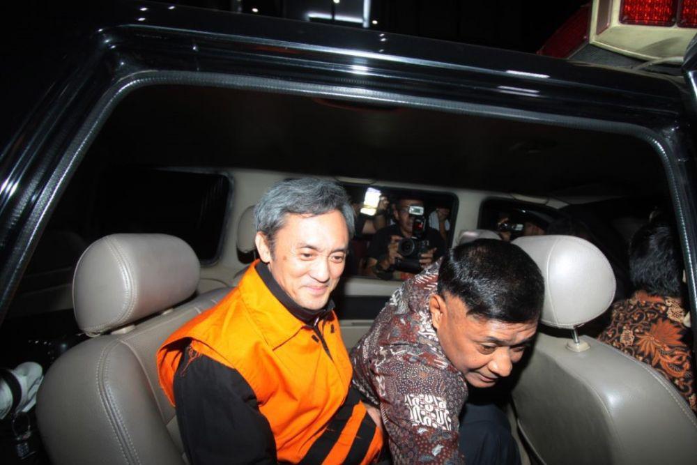 Tersangka kasus suap Peninjauan Kembali (PK) panitera Pengadilan Negeri Jakarta Pusat, Eddy Sindoro (kiri) seusai menjalani pemeriksaan di gedung Komisi Pemberantasan Korupsi (KPK), Jakarta, Jumat (12/10/2018). (ANTARA FOTO/Reno Esnir)