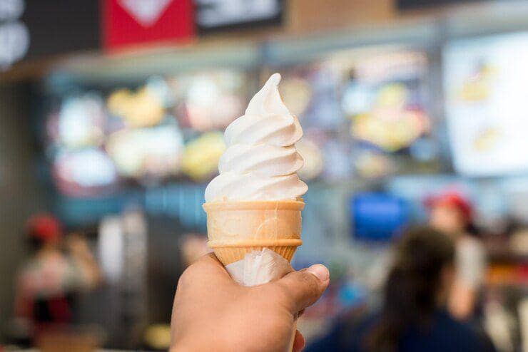 Sering Makan Es Krim Saat Cuaca Terik? Waspadai 5 Efek Ini