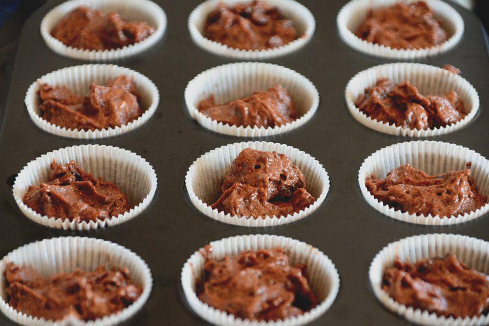 ilustrasi adonan muffin di dalam loyang 