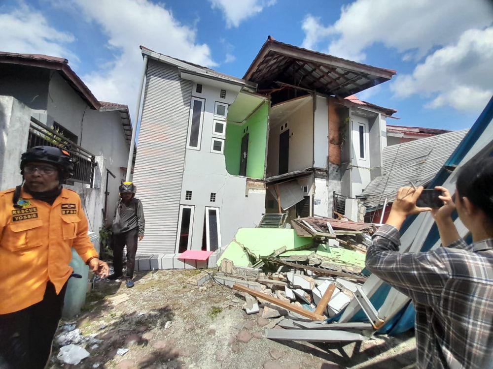 Bangunan Mewah 2 Lantai di Banjarmasin Mendadak Ambruk