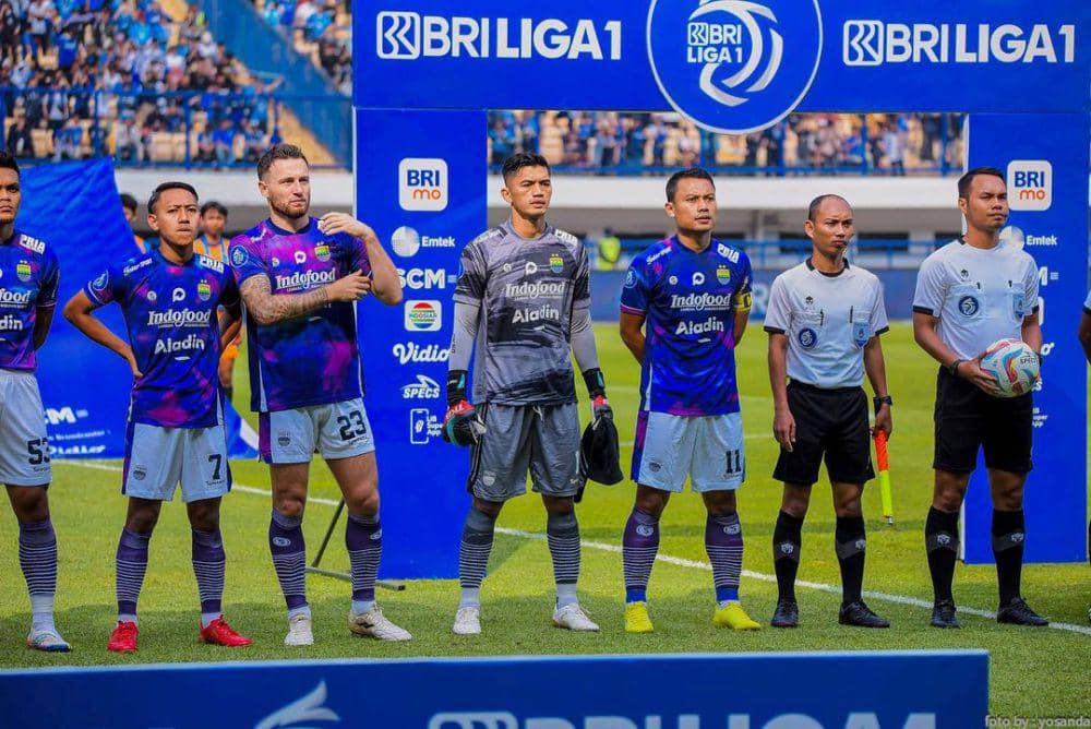 Fitrul (abu-abu tengah) saat bermain bersama Persib Bandung. (Instagram.com/fitrul_dr1)