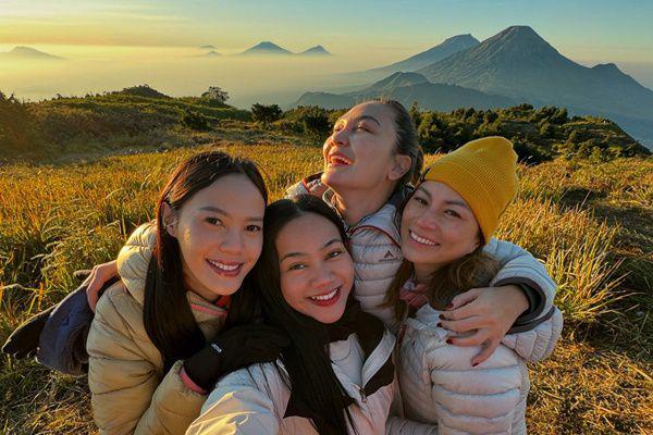 7 Potret Luna Maya dan Yura Yunita Naik Gunung Prau