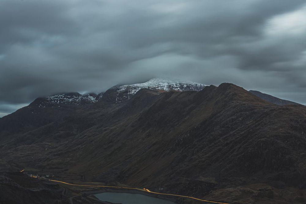 Gunung Snowdon (unsplash.com/Jack B)