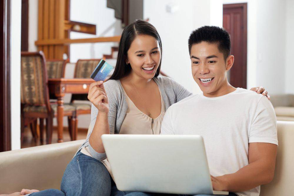 Ilustrasi pasangan berbelanja online menggunakan kartu kredit (freepik.com/foto pers)