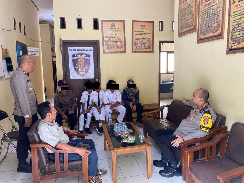 Polres Tanggamus memediasi antara pihak pelaku dan korban dugaan perundungan siswa SMPN 1 Pematang Sawah. (Dok. Polres Tanggamus).