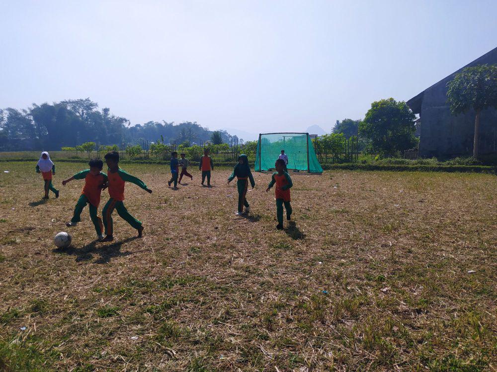 Ilustrasi - Anak-anak Tengah Bermain Bola di Area Sawah yang Alami Kekeringan di Desa Citapen, Kecamatan Cihampelas, KBB. (Rizki/IDNTimes)