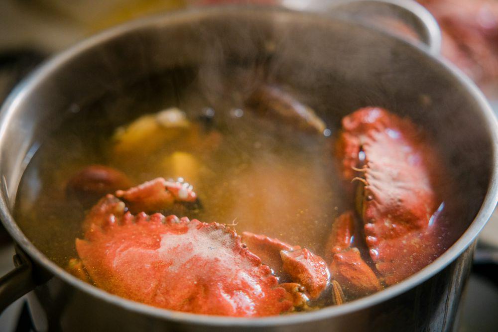 ilustrasi merebus kepiting (pexels.com/Jason Leung)