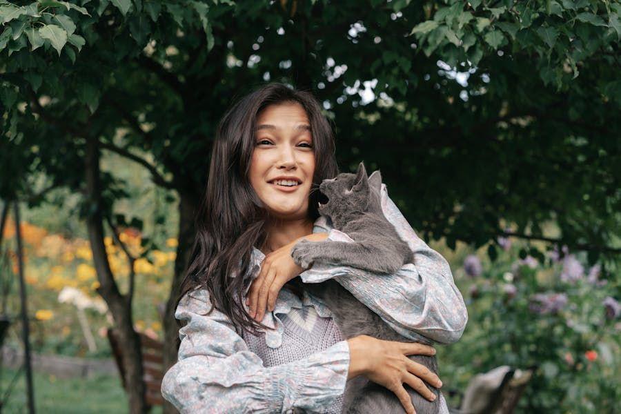 Kenapa Kucing Mencakar Saat Dielus? Berikut Alasannya