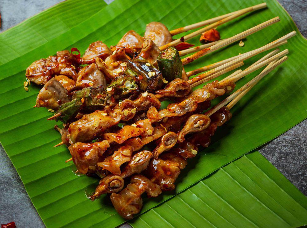 Ilustrasi sate-satean di angkringan. (freepik.com/jcomp)