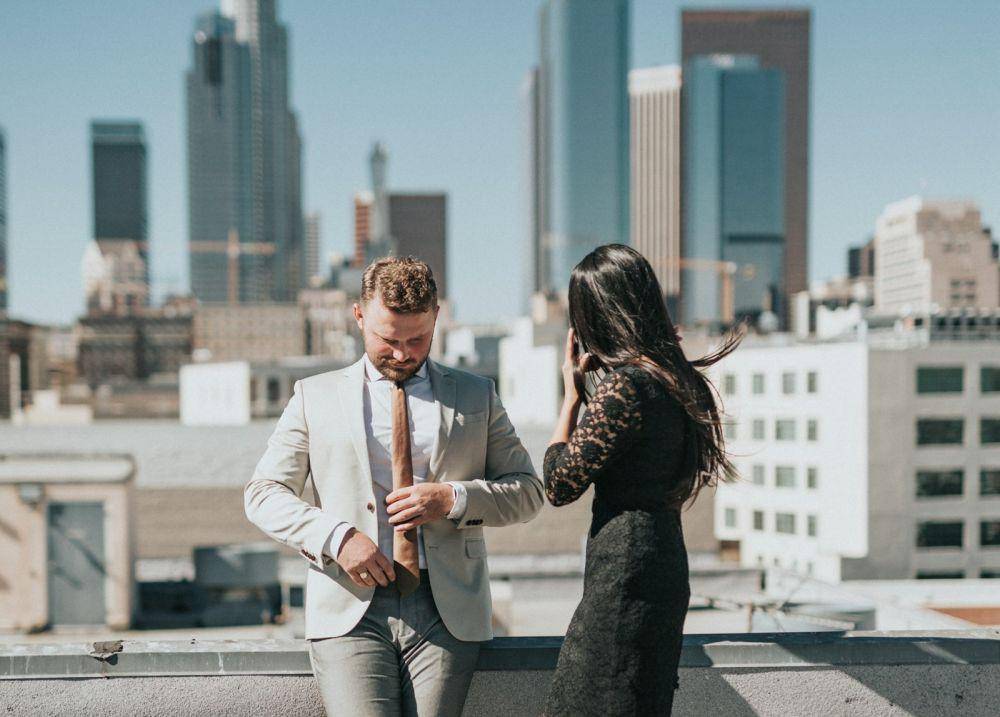 ilustrasi couple di atap gedung (unsplash.com/Nathan Dumlao)