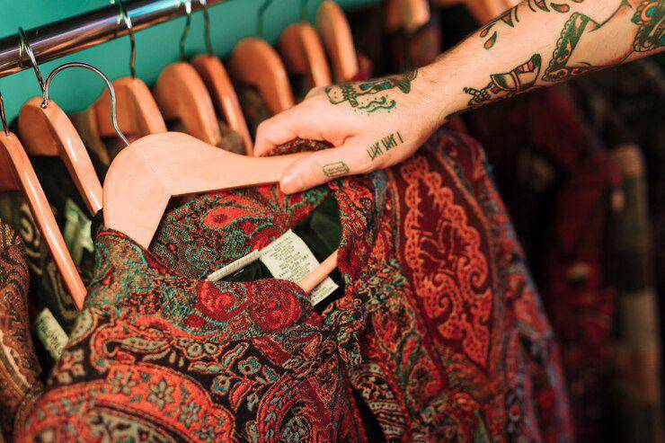 Ilustrasi baju batik (freepik.com)