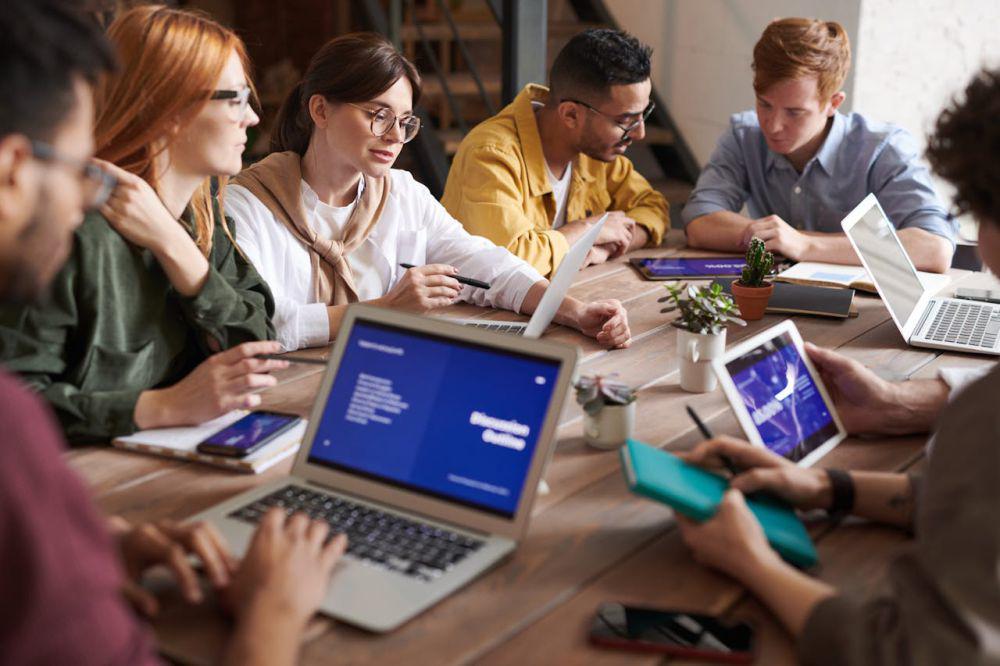 ilustrasi rapat di kantor (pexels.com/fauxels)