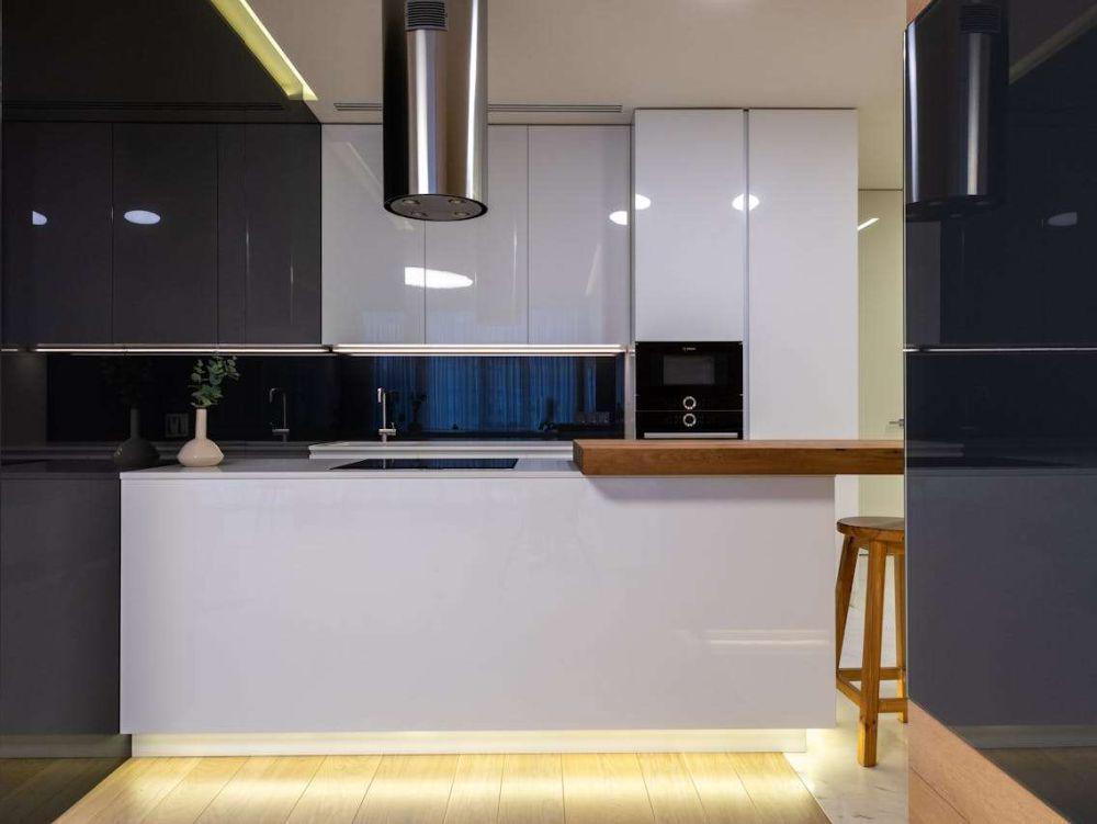 ilustrasi lampu LED strip di bawah kitchen island (pexels.com/Max Vakhtbovycn)