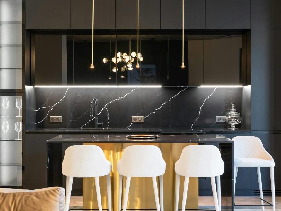ilustrasi lampu LED strip di sudut area backsplash (pexels.com/Max Vakhtbovycn)