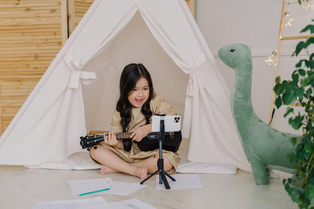 ilustrasi anak membuat konten (pexels.com/Mikhail Nilov)