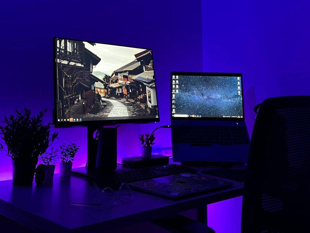 ilustrasi lampu LED strip pada meja kerja (pexels.com/Nikhil Soni)