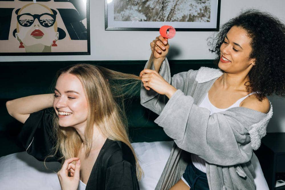 ilustrasi wanita memakai rol rambut (pexels.com/KoolShooters)