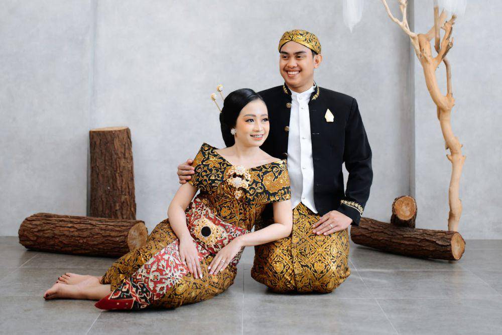 ilustrasi pasangan yang berfoto dengan mengenakan pakaian adat (pexels.com/Sili Ontheway)