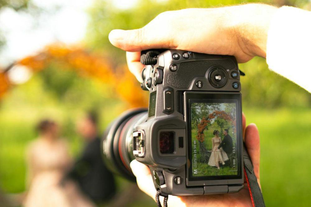 ilustrasi fotografer mengambil gambar pasangan (pexels.com/Orhan Pergel)