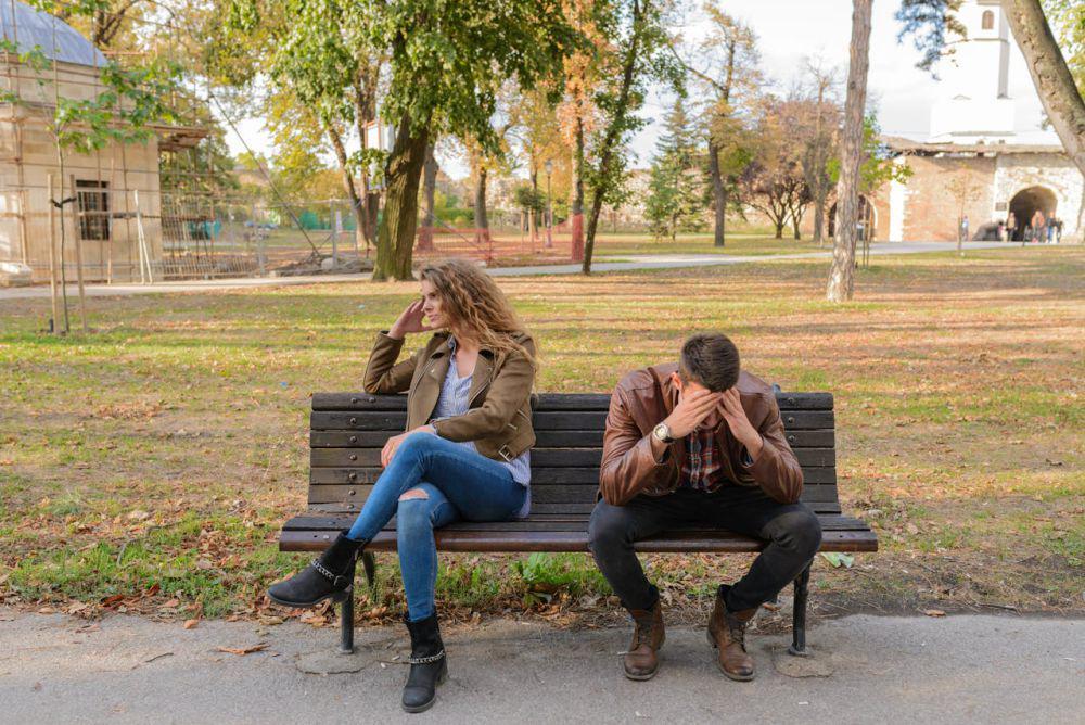 4 Tanda Pasanganmu Termasuk Attachment Avoidant, Selalu Menghindar!