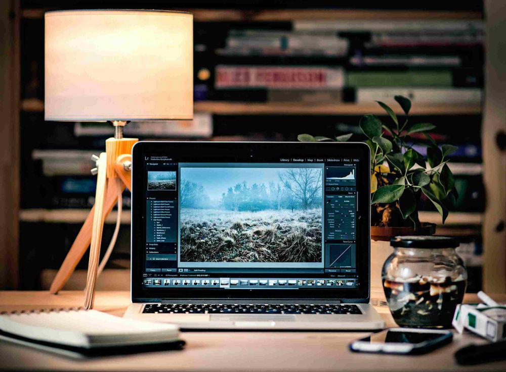 ilustrasi skripsian di perpustakaan umum (unsplash.com/Radek Grzybowski)