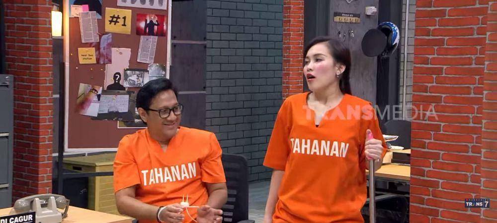potret Andre Taulany dan Ayu Ting Ting cosplay jadi tahanan polisi (youtube.com/TRANS7Official)