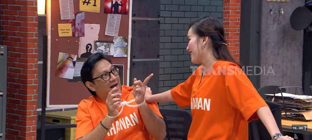 potret Andre Taulany dan Ayu Ting Ting cosplay jadi tahanan polisi (youtube.com/TRANS7Official)