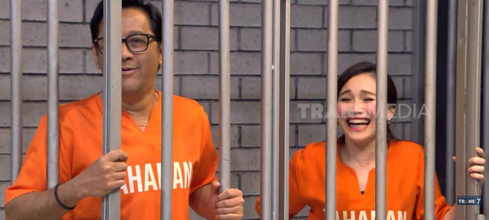 potret Andre Taulany dan Ayu Ting Ting cosplay jadi tahanan polisi (youtube.com/TRANS7Official)
