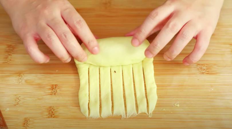 ilustrasi menggulung adonan roti pisang cokelat (YouTube.com/Luvita Ho)