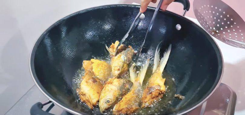 ilustrasi menggoreng ikan bandeng (YouTube.com/Life In Village Vlog)