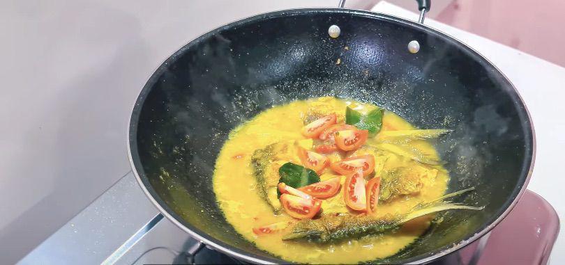 ilustrasi memasak ikan bandeng bumbu kuning (YouTube.com/Life in Village Vlog)
