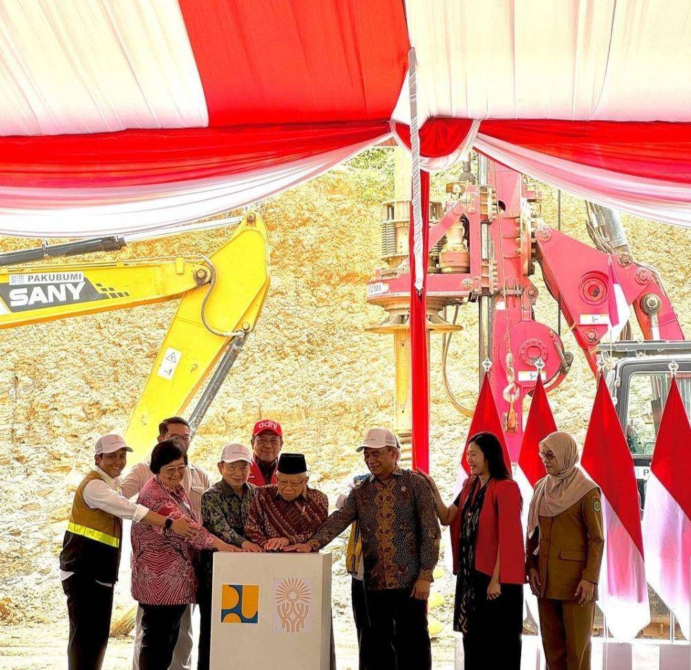 Menteri Lingkungan Hidup dan Kehutanan, Siti Nurbaya Bakar, mendampingi Wapres Ma'ruf Amin melakukan peletakan batu pertama Istana Wapres di IKN. (www.instagram.com/@siti.nurbayabakar)
