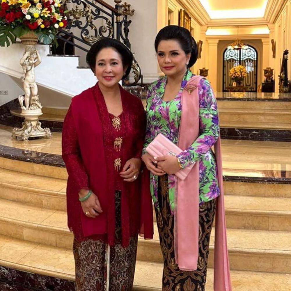 Kebaya Titiek Soeharto dan Yanti Airlangga. (instagram.com/yanti.airlangga | instagram.com/titieksoeharto)