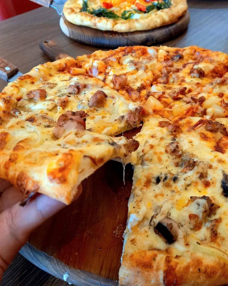 US Pizza (instagram.com/bomaaditandikaofficial)