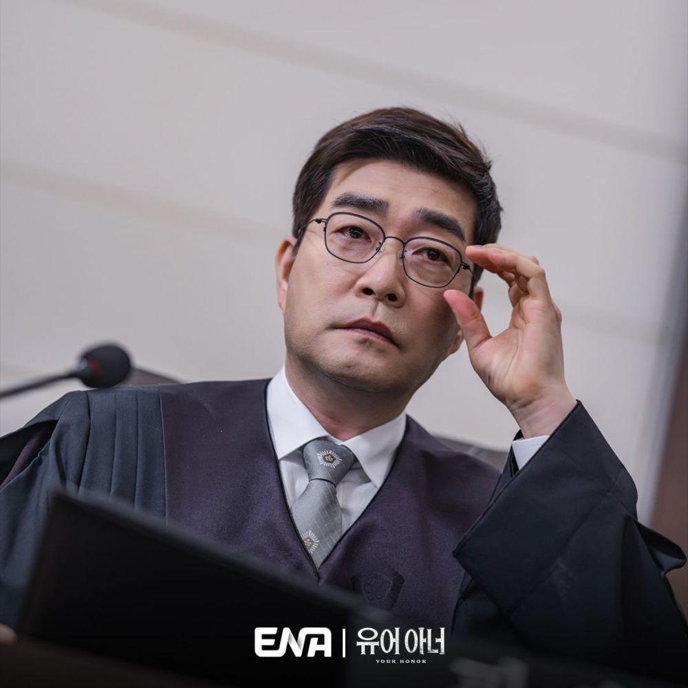 Song Pan Ho (Son Hyun Joo) di drakor Your Honor (instagram.com/channel.ena.d)