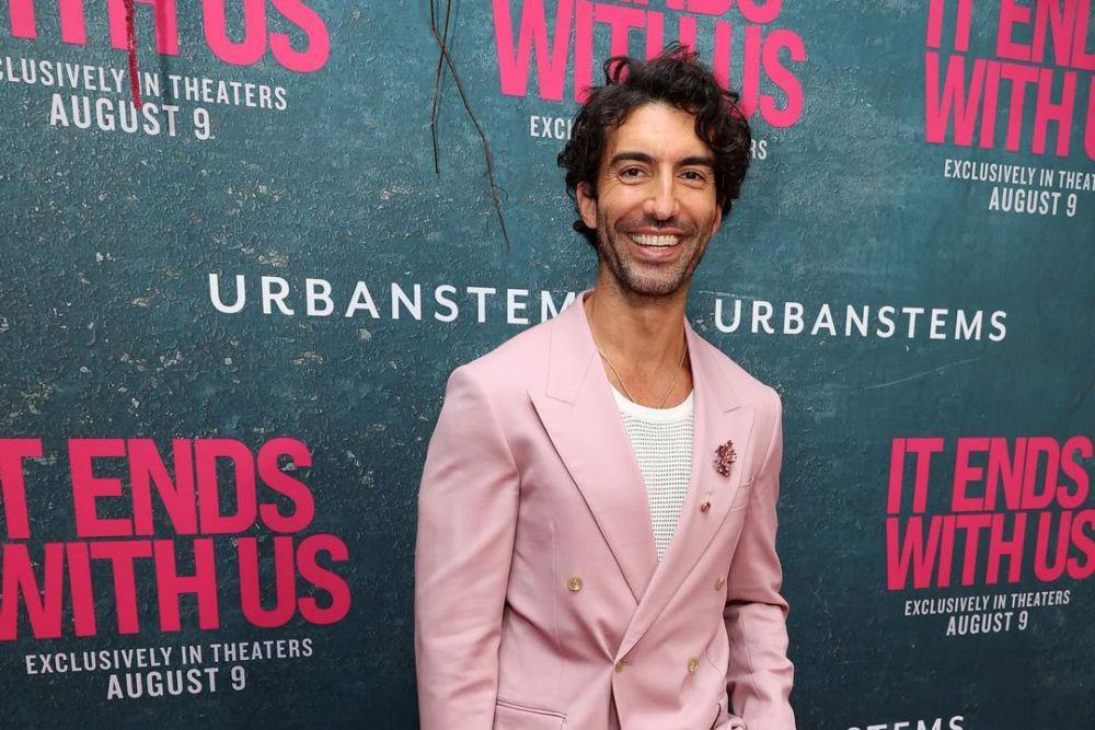 Justin Baldoni berpose di depan backdrop film It Ends With Us. (instagram.com/sonypictures)