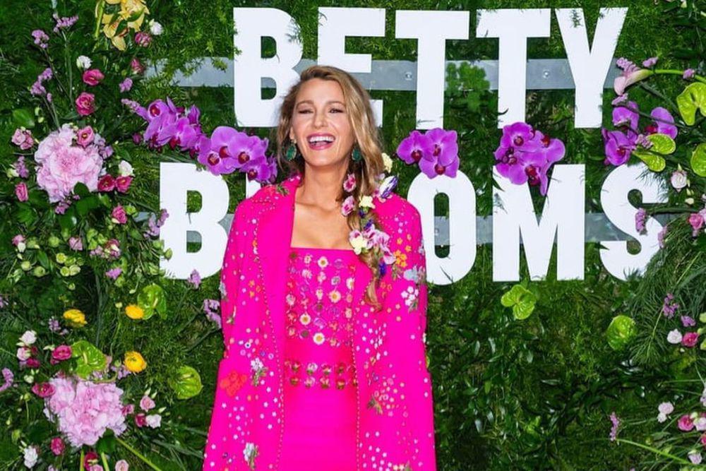 Blake Lively berpose di backdrop bisnis barunya, Betty Blooms yang jadi penyedia bunga untuk acara screening perdana film It Ends With Us. (.instagram.com/blakelively)