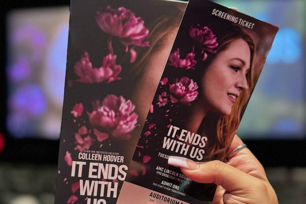 sampul baru novel It Ends With Us setelah film adaptasinya rilis pada Agustus 2024. (instagram.com/atriabooks)