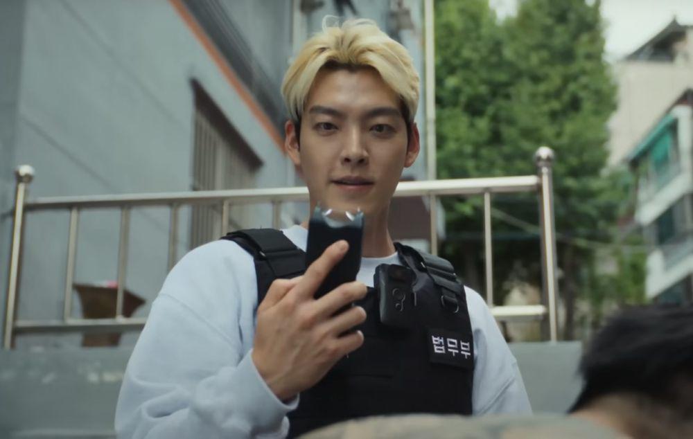 Kim Woo Bin dalam teaser Officer Black Belt (dok. Netflix/Officer Black Belt)